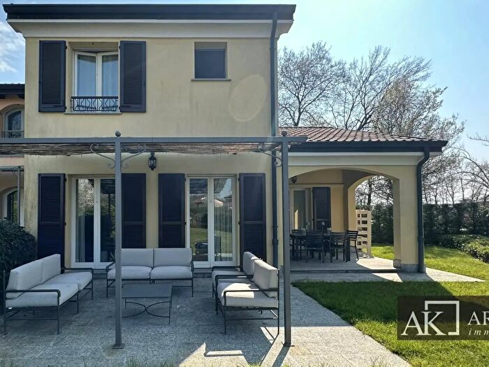 Casa quadrilocale in vendita in Via Isidoro, Bogogno