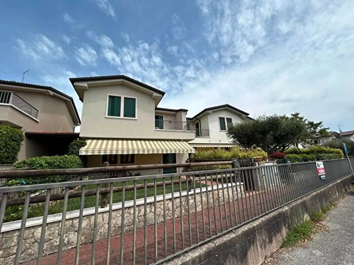 Casa con 8 locali in vendita in Via del Colle, Montecchio Maggiore