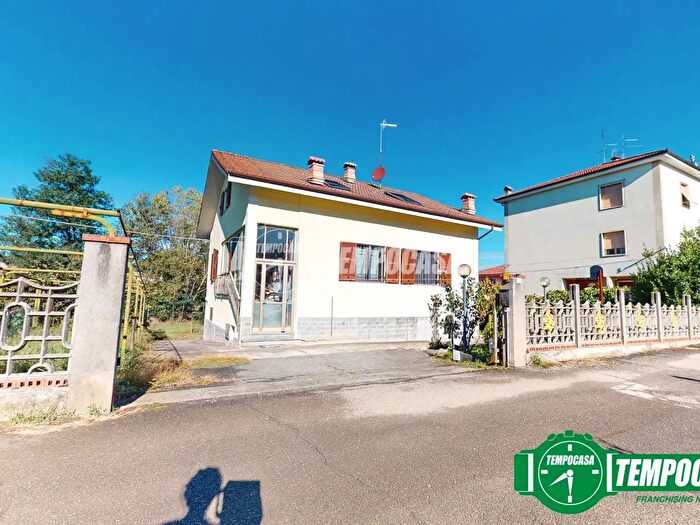 Casa con 12 locali in vendita in Strada del Mezzano, Ovada