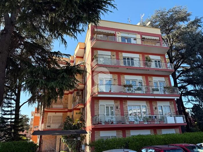 Appartamento trilocale in vendita in Via Laurentina, Roma