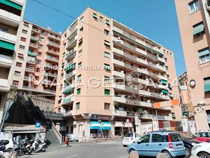 Appartamento trilocale in vendita in Piazza Francesco Guicciardini, Genova