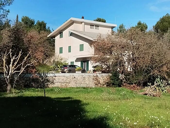 Casa con 8 locali in vendita in Altamura