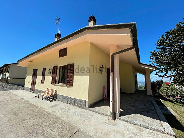 Casa con 10 locali in vendita in Loazzolo