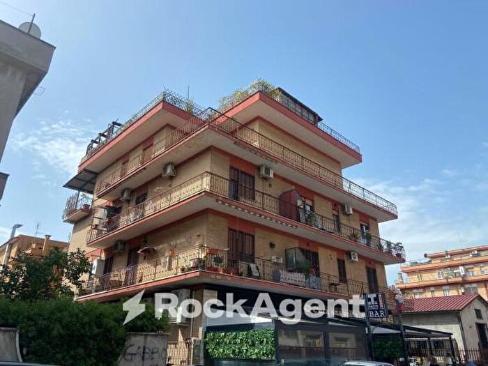 Appartamento trilocale in vendita in Via Anteo, Roma