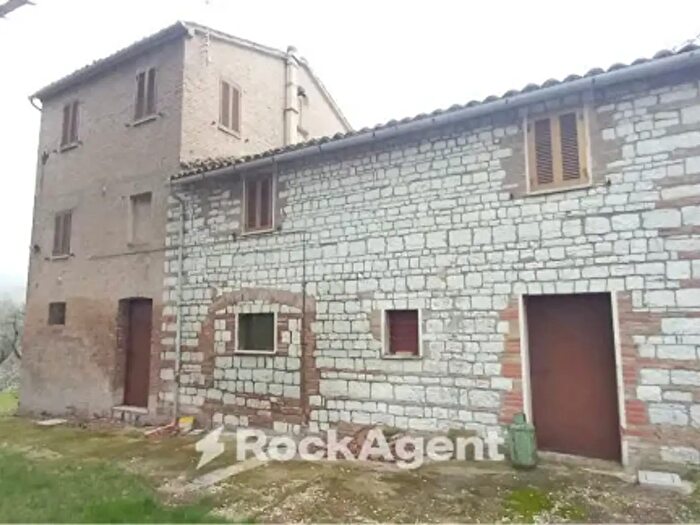 Casa con 6 locali in vendita in Arcevia