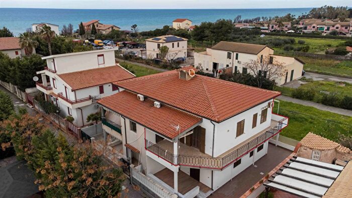 Appartamento con 6 locali in vendita in Campofelice di Roccella, Campofelice Di Roccella