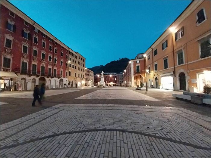 Appartamento con 5 locali in affitto in Marina di Carrara, Carrara