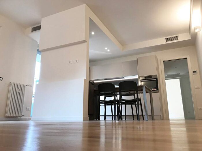 Appartamento trilocale in affitto in Via Alcuino, Sempione, Milano