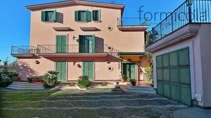 Casa con 13 locali in vendita in Portici