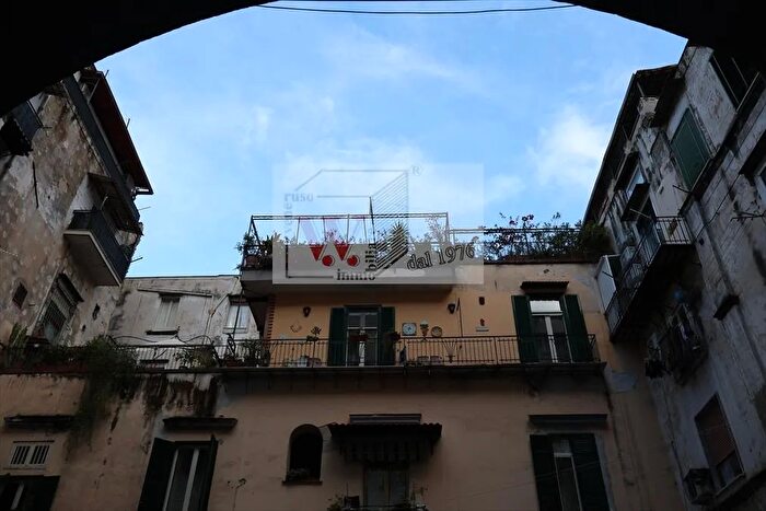 Appartamento con 8 locali in vendita in Via Sedil Capuano, Napoli