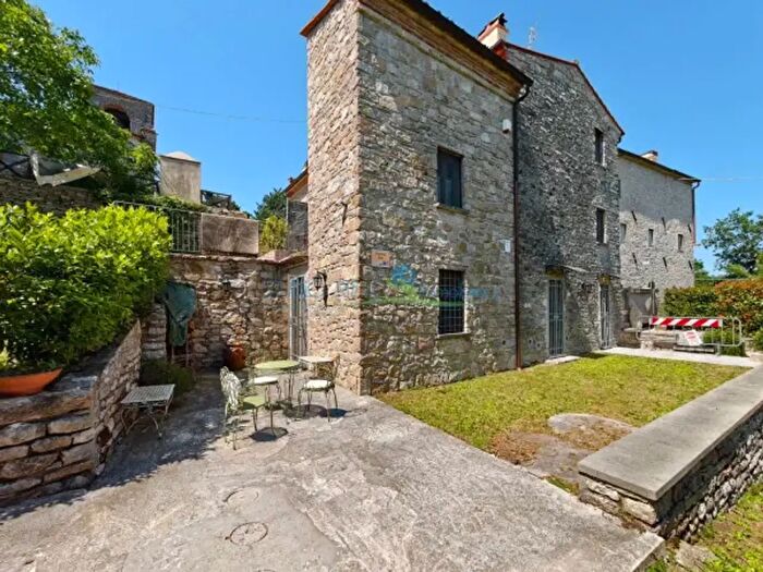 Casa con 6 locali in vendita in Via Castello di Monsummano Alto, Monsummano Terme