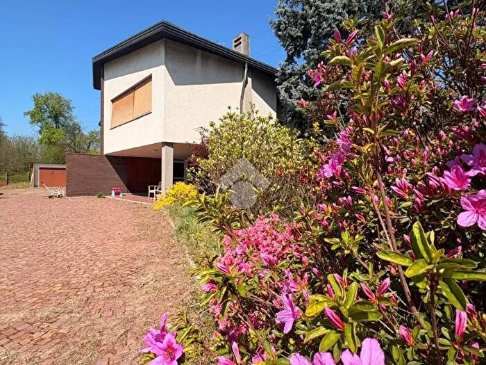 Casa quadrilocale in vendita in Via Trento, Ferno