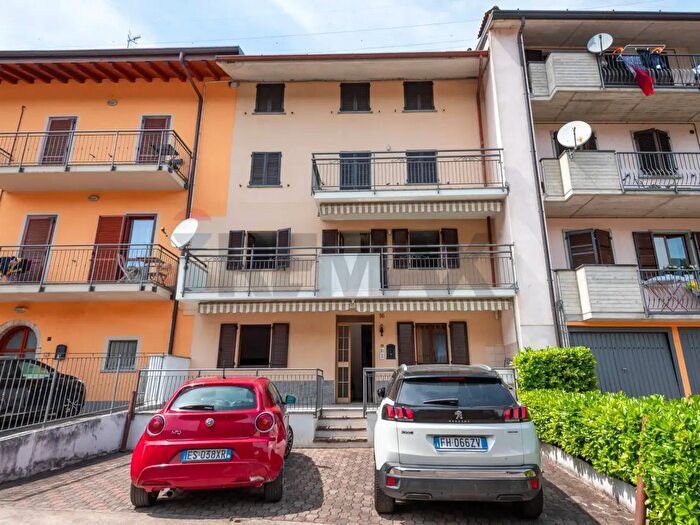 Appartamento con 14 locali in vendita in Via Inzogno, Zogno