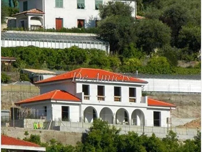 Casa con 8 locali in vendita in Camporosso