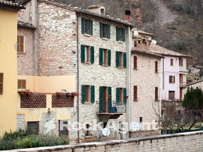 Casa con 6 locali in vendita in Piazza Sant Antonio, Piobbico