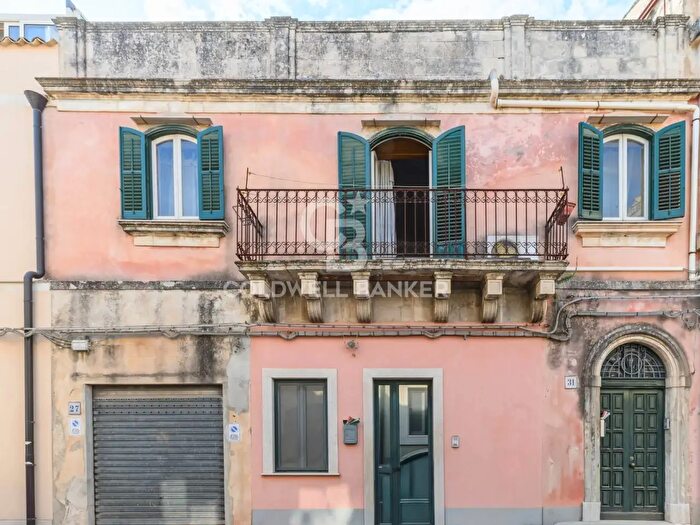 Casa con 7 locali in vendita in Corso N Barone, Modica
