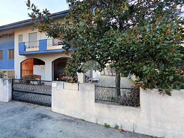 Casa con 5 locali in vendita in Via Valle dAosta, Montesilvano