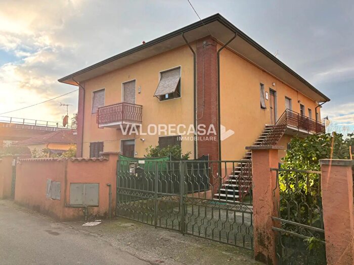 Appartamento quadrilocale in vendita in Via della Bassa, Carrara