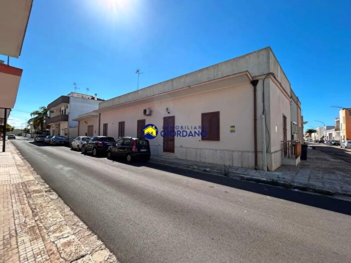 Casa con 9 locali in vendita in Via Fratelli Cairoli, Campi Salentina