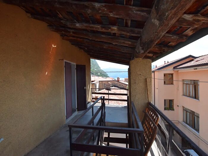 Casa con 6 locali in vendita in Via Plazza, Predore
