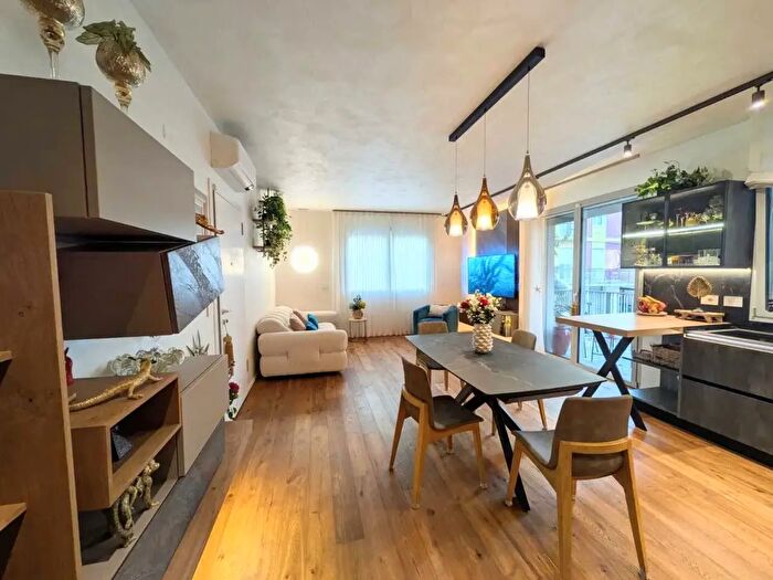 Appartamento con 6 locali in vendita in Via Medina, Rimini
