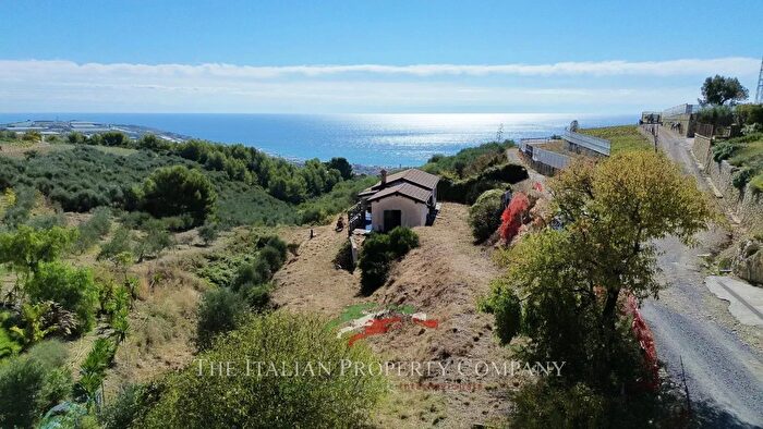 Casa con 6 locali in vendita in Castellaro