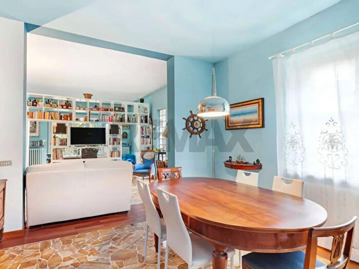 Casa con 8 locali in vendita in Via Cesare Battisti, Gerenzano