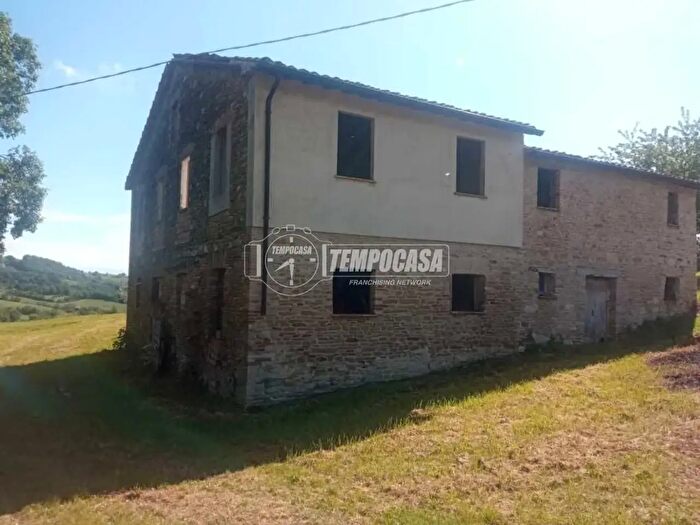 Casa quadrilocale in vendita in Via dei Lubachi, Fratte Rosa