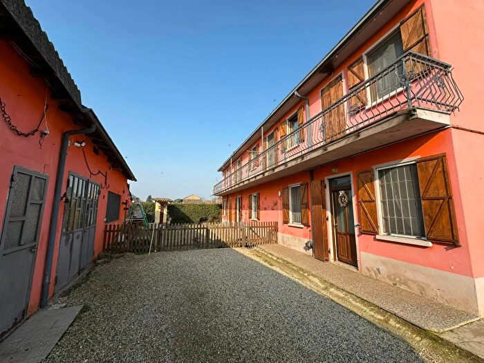 Casa con 7 locali in vendita in Via Camillo Benso di Cavour Lomello, Lomello