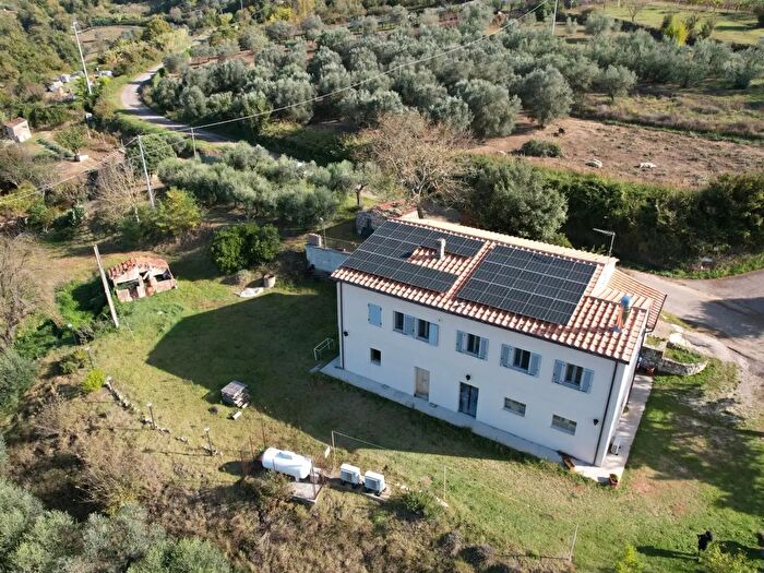 Casa con 9 locali in vendita in Vocabolo Colle, Alviano