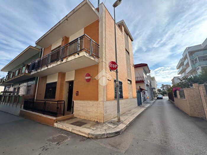 Casa quadrilocale in vendita in Via Giuseppe Garibaldi di Palese, Bari