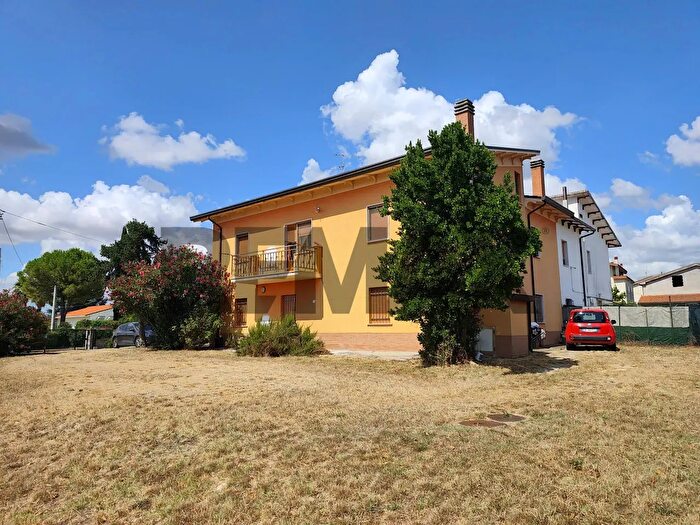 Casa con 9 locali in vendita in Cda Piano Croce, Pollutri