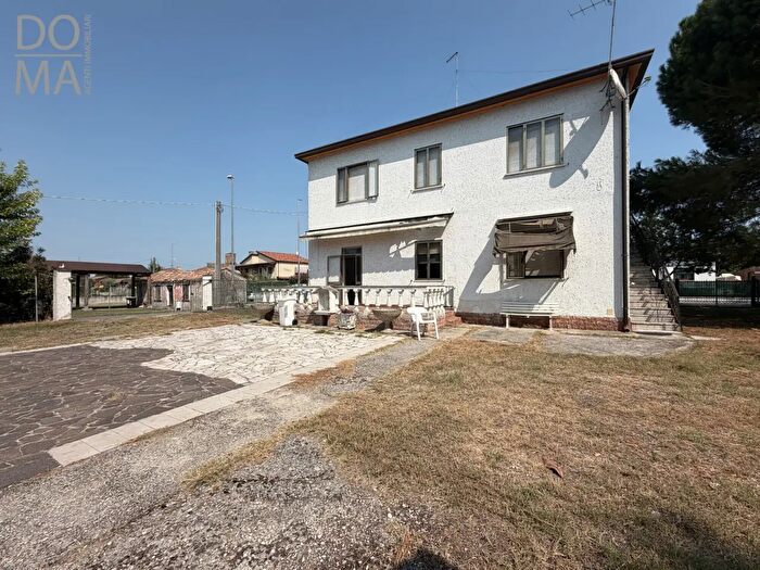 Casa con 10 locali in vendita in Rosolina