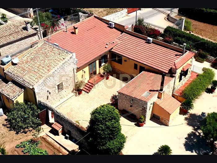 Casa con 7 locali in vendita in Contrada Pirato Cava Maria, Modica