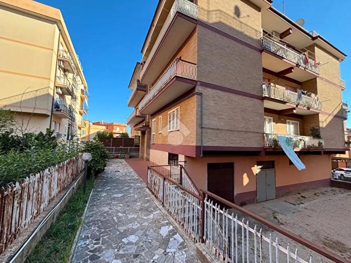 Appartamento trilocale in vendita in Via Edmondo De Amicis, Genzano Di Roma