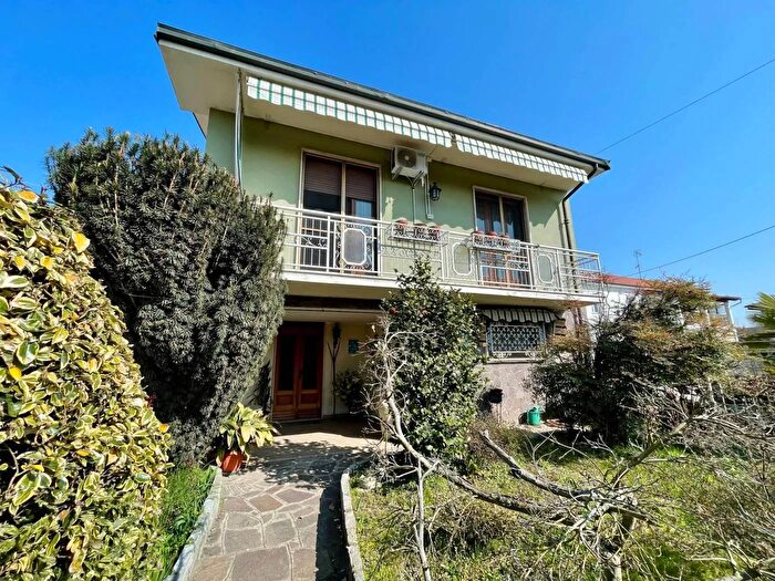 Casa quadrilocale in vendita in Vicolo Monsoro Stroppiana, Stroppiana