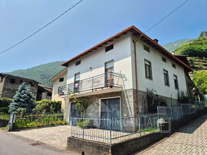 Casa con 6 locali in vendita in Via C Visconti Venosta, Ardenno