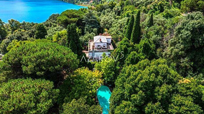 Casa con 13 locali in vendita in Castel Gandolfo