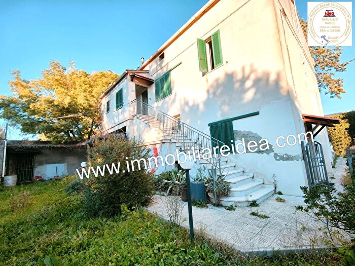 Casa con 10 locali in vendita in Cecina