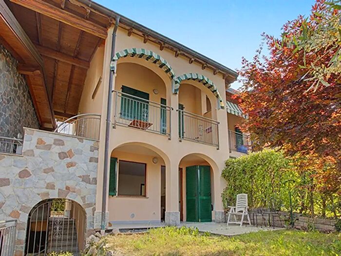 Appartamento quadrilocale in vendita in Via Cavaliere Giovanni Moroni, Montegrino Valtravaglia