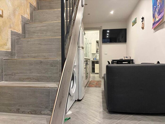 Appartamento bilocale in affitto in Via Fonseca, Sanità, Napoli