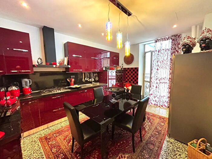 Appartamento con 6 locali in vendita in Via Bartolomeo Guidobono, Savona