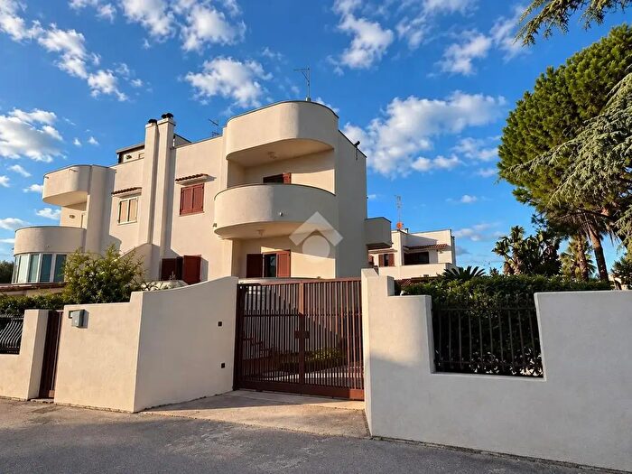 Casa quadrilocale in vendita in Vico III Lepore, Bari