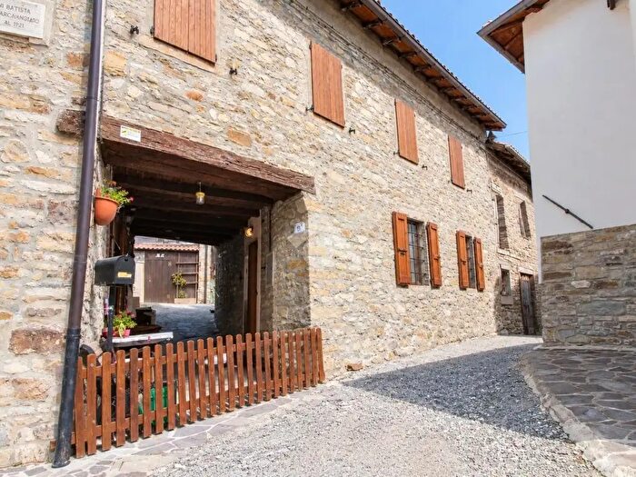 Casa quadrilocale in vendita in Str Beato Cardinal Ferrari, Palanzano