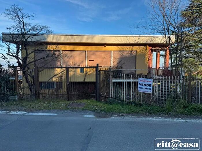 Casa con 8 locali in vendita in Castagneto Po