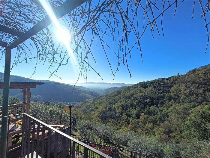 Casa con 5 locali in vendita in Pistoia