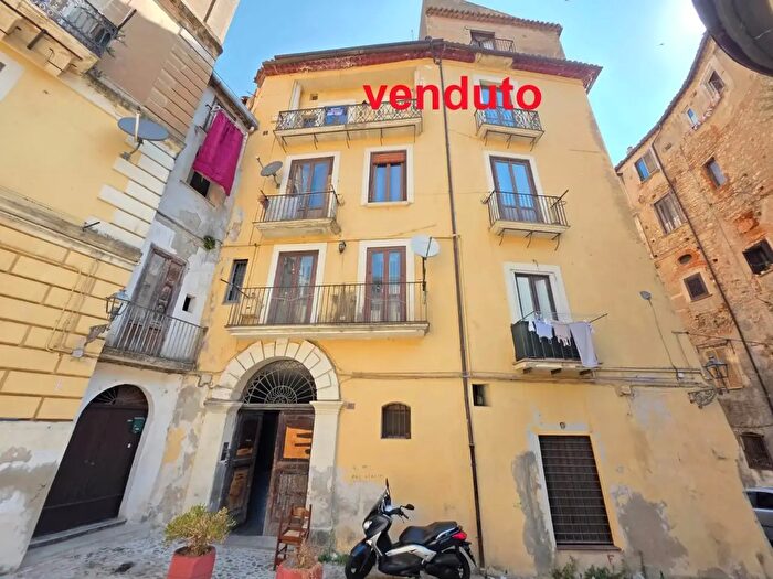 Appartamento quadrilocale in vendita in Piazza San Giovanni Gerosolomitano, Cosenza