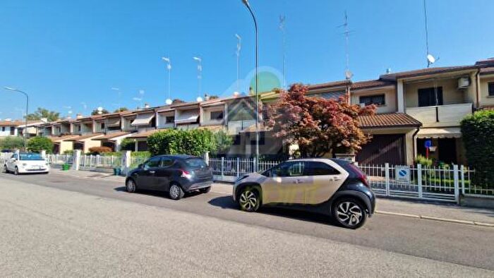 Casa quadrilocale in vendita in Via dellAquila, Cremona