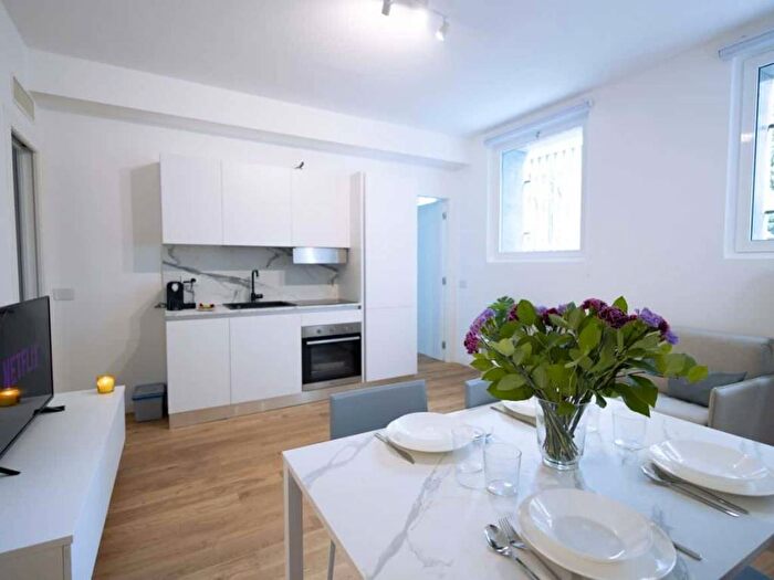 Appartamento trilocale in affitto in Via Uberto Visconti di Modrone, Palestro, Milano