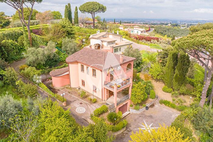 Casa con 11 locali in vendita in Via Fontana Vecchia, Frascati